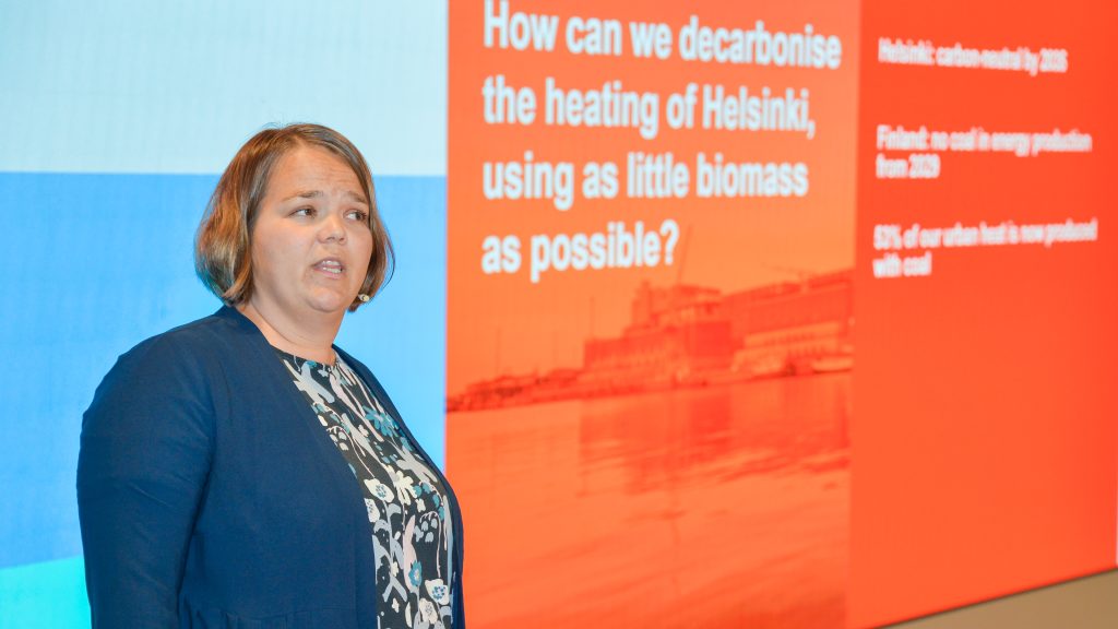 Projektinjohtaja Laura Uuttu-Deschryvere kertoi Helsingin energiahaasteesta, kilpailusta, jonka tavoitteena on löytää uusia ratkaisuja korvata lämmityksen kivihiili ekologisesti ja taloudellisesti. Kuva: Ilkka Ranta-aho